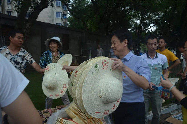 炎炎夏日送清涼，點(diǎn)滴關(guān)懷暖人心——城投集團(tuán)各黨支部開展“送清涼”慰問一線員工活動(dòng)