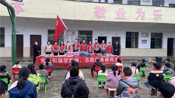 市城投集團開展“黨建引領(lǐng)學(xué)雷鋒，志愿服務(wù)展風采”送溫暖活動