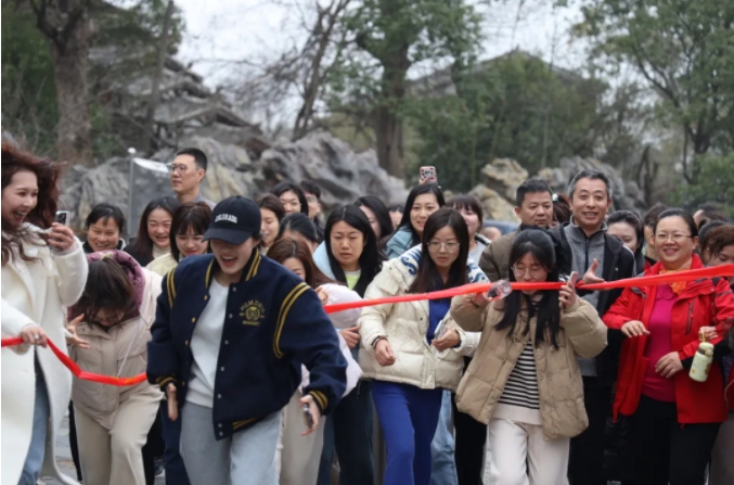 市城投集團開展“團結(jié)一心 拼搏進取 奮戰(zhàn)2025”迎新年登山、健步走活動